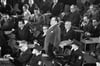 Am 20. Dezember 1963 wird der erste Auschwitzprozess im Plenarsaal der Frankfurter Stadtverordnetenversammlung eröffnet. Das Bild zeigt die Angeklagten mit ihren Verteidigern und Polizisten. In der ersten Reihe sitzt der Angeklagte Victor Capesius (mit 