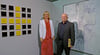 Kustodin Barbara Renftle steht mit Jürgen Elsner vor zwei von Elsners Werken, die in der Ausstellung zu sehen sind.