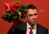 Ein Blumenstrauß nach der Wiederwahl – aber wenig Grund zur Freuden: SPD-Landeschef Nils Schmid.