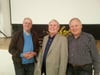 
Abgedreht: Robert Fuchs, erster Vorsitzender des Filmclubs (rechts) freut sich mit seinen erfolgreichen Filmclubkameraden Uwe Plieske (links) und Egon Ludwig. 
