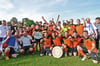 
Freude pur: Spieler, Betreuer und Anhänger des TSV Bodnegg feiern die Rückkehr in die Fußball-Kreisliga A.
