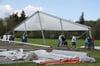 
Beim Aufbau der Zelte für das Kreisverbandsmusikfest in Amtzell arbeiten täglich 80 bis 100 Helfer. 
