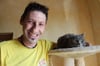 Große Freude: Zum Weltkatzentag gibt Horst Fallenbeck der Katze "Stromerle" extra ein Fischmenü aus.