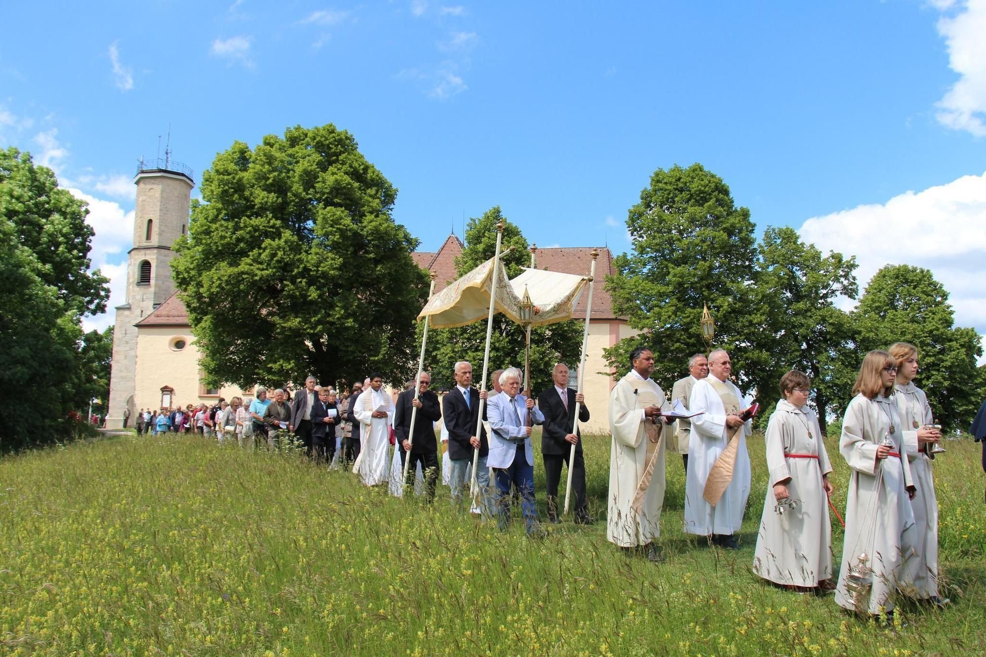 250 Gläubige gehen bei der Prozession zum Dreifaltigkeitsfest mit