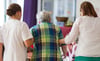 Ausgebildete Mitarbeiter für Pflegeheime werden knapp.