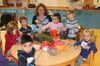 Gutes von der Wiese: Erzieherin Gabriele Kraus macht mit den Kindergartenkindern gesundes Kräutersalz.