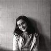 
Dieses Foto zeigt ein fröhliches junges Mädchen. Es ist Anne Frank. Das Museum für Christen und Juden in Laupheim widmet ihr und ihrem schrecklichen Schicksal eine Ausstellung. Das Besondere daran: In einem neuartigen Projekt führen Schüler Schüle