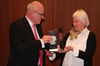 
Volker Kauder, CDU/CSU-Fraktionschef im Bundestag, überreicht den ersten Preis an Maria Müller von der Initiative Skipsy. 
