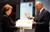 
Landrat Dirk Gaerte überreicht bei der Namensgebungsfeier der Schulleiterin Elisabeth Croissier ein Geschenk.
