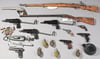Das Foto zeigt mehrere Waffen und Handgranaten, die bei einer Wohnungsüberprüfung in Hannover von der Polizei gefunden wurden. Ein Jahr nach dem Fund von zahlreichen Pistolen, Minen und Handgranaten in einer Wohnung in Hannover muss sich ein Waffennar
