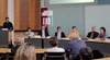 
Die Diskussionsteilnehmer (von links): Alexander Lux, Raphaela Rothweiler, Klaus Schellenberg, Anja Schmid, U.Odenwäller, Hans Martin Dober und Monika Haug. Auf dem Bild fehlt Doris Schwarz-Enslin. 
