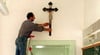 Ein Kruzifix wurde auch in einer Bad Saulgauer Schule abgehängt. Unser Foto stammt aus dem Jahr 1995, als nach einem Urteil des bayerischen Verwaltungsgerichtshofs Kreuze aus Schulzimmern abgehängt wurden.