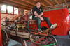 Uwe Kaufmann ist stolz auf die restaurierte Saugfeuerspritze aus dem Jahr 1875, die auch „Veteran“ genannt wird.
