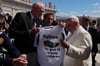 
Papst Franziskus hat in Rom Jonas Klur vom Priesterseminar, Kapitän der Nationalmannschaft des Vatikans und Big-Shoe-Unterstützer sowie Bruno Sieg, Big-Shoe-Vorstandsmitglied, empfangen. 
