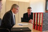 
Vier Ordner mit Unterschriften übergibt Oliver Endrikat an Bürgermeister Manfred Härle.
