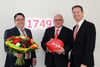 
Glückwünsche gab es für Edwin Städle (Mitte) von Vorstandsmitglied Wolfgang Müller (links) und dem Vorstandvorsitzende Ralf Bäuerle.
