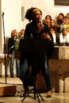 Die Sängerin Siyou Isabelle Ngnoubamdjum hat zusammen mit den Teilnehmern ihres Gospelworkshops in der Heilig-Kreuz-Kirche ein Benefizkonzert gegeben.