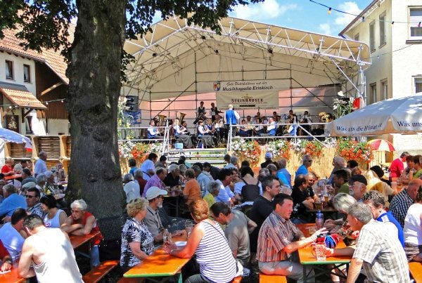 Musikverein Eriskirch feiert unter der Linde