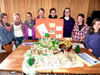 Die Klasse R 6c der Sankt Gertrudis hat beim Tag der offenen Tür ihr Fabelprojekt präsentiert.