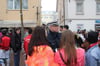 Polizist Edmund Rädle spricht am Gumpigen in der Hauptstraße in Aulendorf mit einer Gruppe Mädchen.