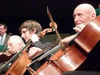 Stürmisch feiert das Publikum den Solisten Jonas Vischi (Mitte).