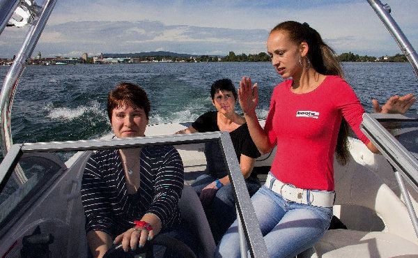 motorboot bei frauen