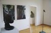 Den Figuren von Dietrich Klinge antworten an den Wänden Bilder von Raimund Wäschle