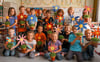 Farbenfrohe Kressetöpfe mit einem bunten Blumengruß versehen haben die Jungs und Mädels der Klasse 1 b der Fachsenfelder Grundschule.