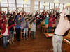 Einstudieren des Sternsingerlieds von Kantor Georg Grass: Mit Freude und Eifer sind die Kinder bei der Sache.