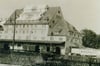 Mit dem Roten Kreuz und dem Emblem der Schweizer Flappe war das alte Lagerhaus am Bahnhof im Frühjahr 1945 bemalt. Dass dort ein Zentraldepot zur Versorgung alliierter Kriegsgefangener mit Liebengabenpaketen eingerichtet war, das hat Ravensburg mutmaßl
