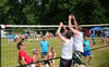 Spannende Wettkämpfe liefern sich die 24 Teams (links die "Red Hot Volley Peppers" vom TV02 Langenargen) am Wochenende in Oberdorf.