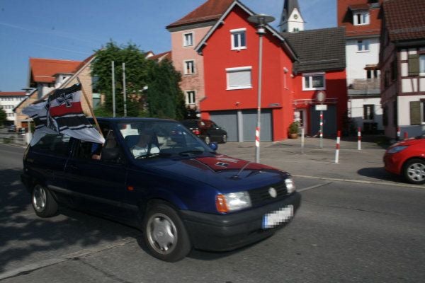 Reichskriegsflagge taucht im Siegerjubel auf