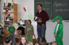 Schriftsteller Armin Pongs regt die Schüler in Seitingen-Oberflacht zum Lesen an.