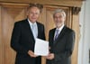 Westhausens Bürgermeister Herbert Witzany erhielt von Landrat Klaus Pavel (rechts) die Dankurkunde anlässlich des 40-jährigen Dienstjubiläums.
