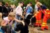 15 Hunde und 15 Hundeführer der Rettungshundestaffel Ostwürttemberg trafen sich zum Ferienprogramm am Waldrand der Weißen Steige, um 15 Kindern die Fähigkeiten der vierbeinigen Superspürnasen zu zeigen.