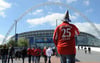 Bald geht's los: Ein Bayern-Fan auf dem Weg in Richtung Wembley-Stadion.