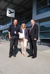 Freuen sich über den zertifizierten Branschutz:  Michael Holz (von links), Monika Plattenhardt, Flughafen Friedrichshafen GmbH mit Geschäftsführer Gerold Tumulka.