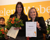 Bundesfamilienministerin Kristina Schröder (rechts) überreichte Anja Reinalter die Urkunde.