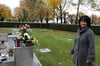 "Damit können wir dem Friedwald Konkurrenz machen": Friedhofsverwalterin Monika Kostros auf dem Häfler Urnenhain.