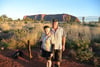 Beeindruckend finden Claudia und Karl Schober die Kulisse des Uluru (Ayers Rock) im roten Herz von Australien. Sie haben ihn zwar aus Witterungsgründen nicht erklettert, aber einen Großteil des Felsens zu Fuß umrundet.
