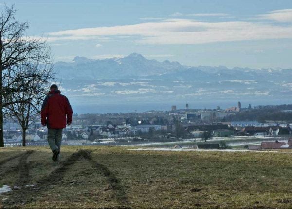 Rainer Barth zeigt Lichtbilder vom Jubiläumsweg Bodenseekreis