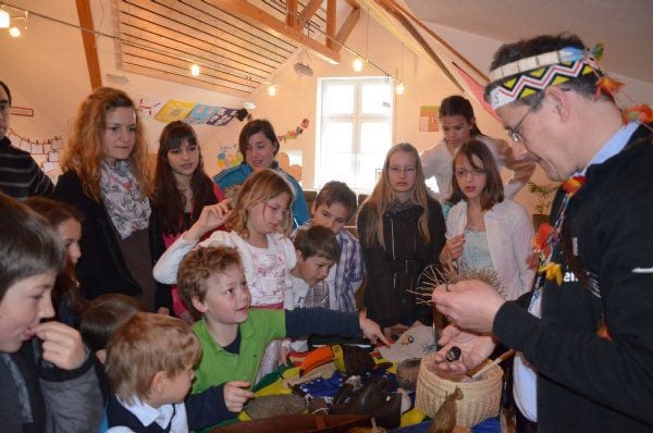 Martin Höfer lässt die Kinder staunen