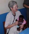 Uta Kölle bei der Untersuchung eines Kleinkindes in der Gesundheitsstation in Wau.