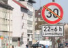 Noch ist das Tempo-30-Schild in der Karlstraße mit einem roten Balken versehen. Doch Mitte April tritt die nächtliche Geschwindigkeitsbegrenzung in der vielbefahrenen Straße in Kraft.