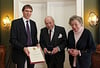 Bürgermeister Rainer Magenreuter gratulierte Fürst Paul von Quadt zu Wyckradt und Isny zum 80. Geburtstag.