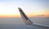 Ryanair überfliegt in der Abenddämmerung die spanischen Ferieninsel Mallorca