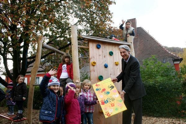 Firma Palm spendet Klettergerüst für Kindergarten