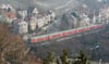 Ein Zug fährt am 28.03.2013 in Stuttgart (Baden-Württemberg) über die Gäubahntrasse. Ab dem Jahr 2017 gibt es auf der Gäubahn ein kombiniertes Fern- und Nahverkehrsangebot im Stundentakt.