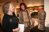 "Störungen", die Spaß machen: Die Künstlerin Maximiliane Creutzfeldt aus Überlingen (rechts) zeigt ihrer Kollegin Susanne Färber aus Rottweil  ihr Exponat in der Stadtgalerie.