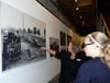 Barbara Zoch Michel(Mitte) führte Neuntklässler der Schlossschule durch die ausgestellten Fotografien Gerhard Webers im Neuen Museum.